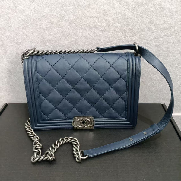 Chanel Marine Fonce Diamond Stitch Calfskin Leather New Medium Bag