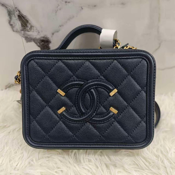 CHANEL Black bag With Chain