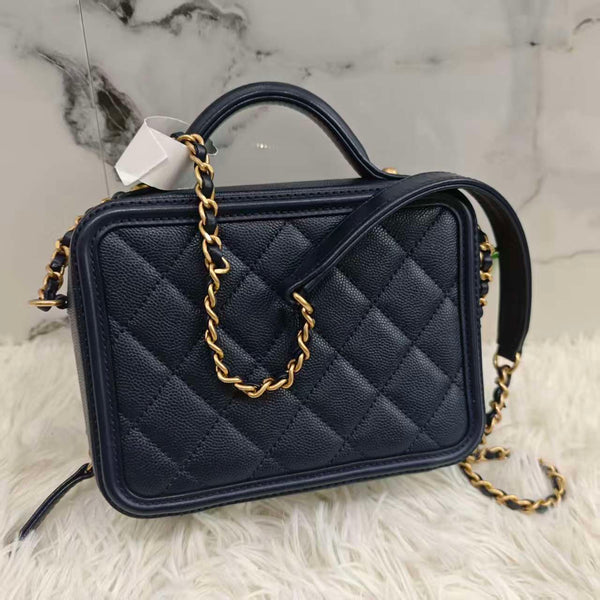 CHANEL Black bag With Chain