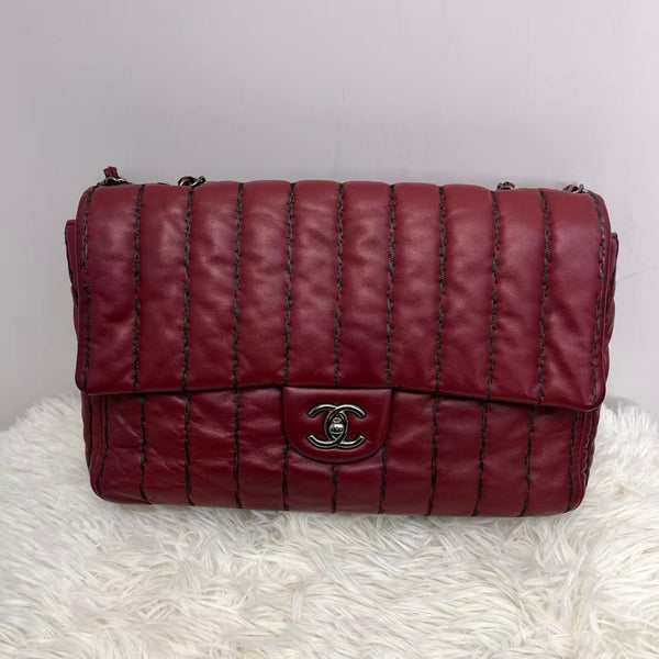 Chanel jumbo red