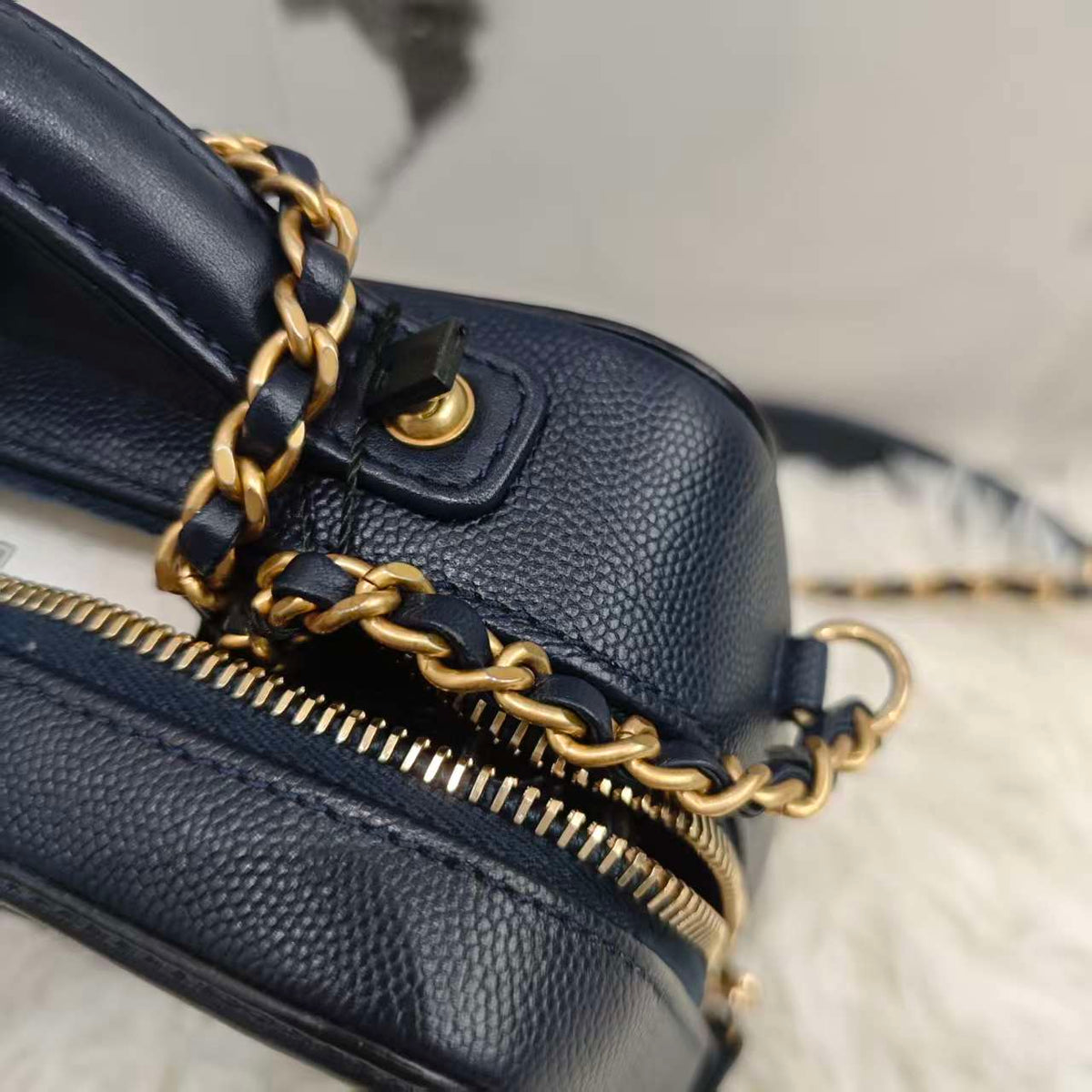 CHANEL Black bag With Chain