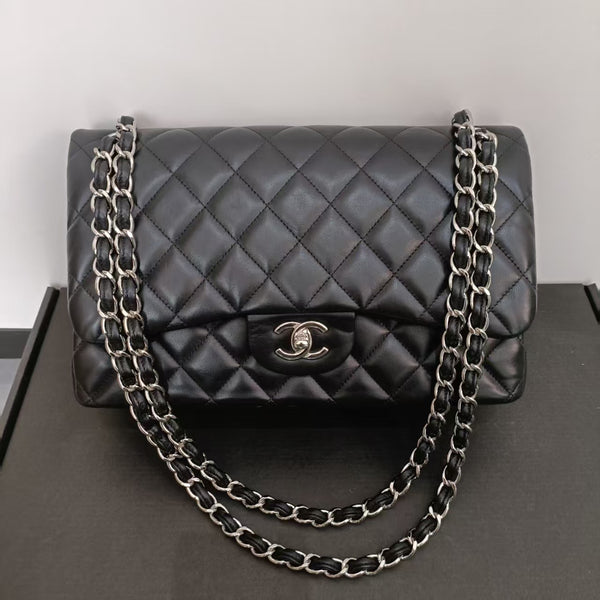 Chanel jumbo black