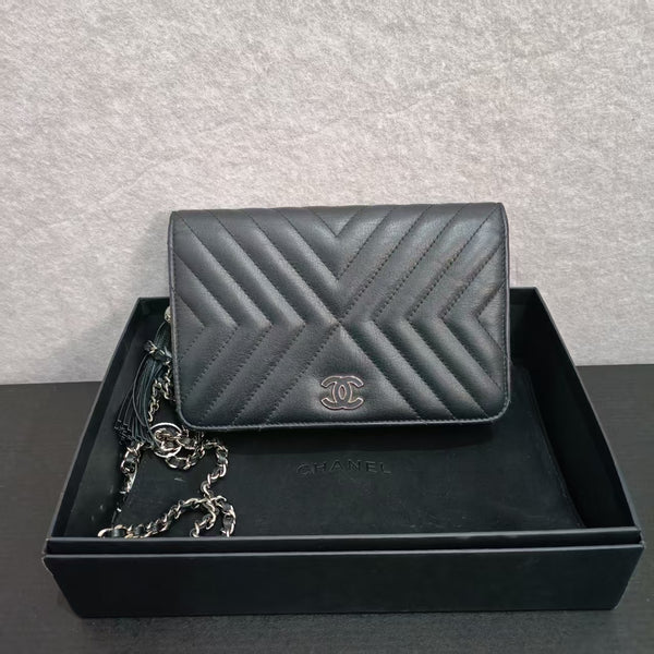Chanel Diagonal chevron Woc
